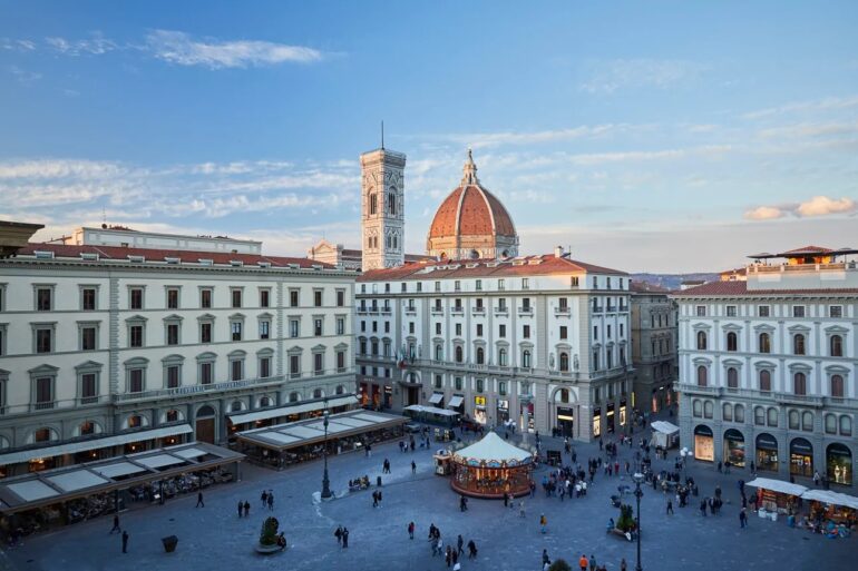 "My Forgotten Heart" de Tracey Emin Rayonne au Hôtel Savoy