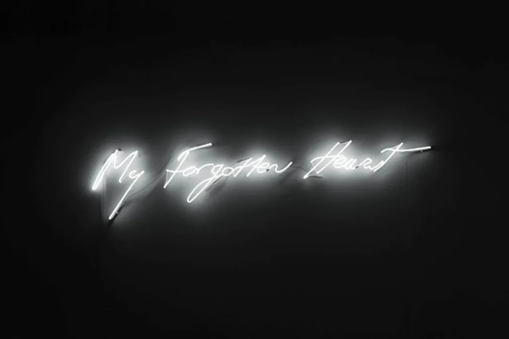 "My Forgotten Heart" de Tracey Emin Rayonne au Hôtel Savoy